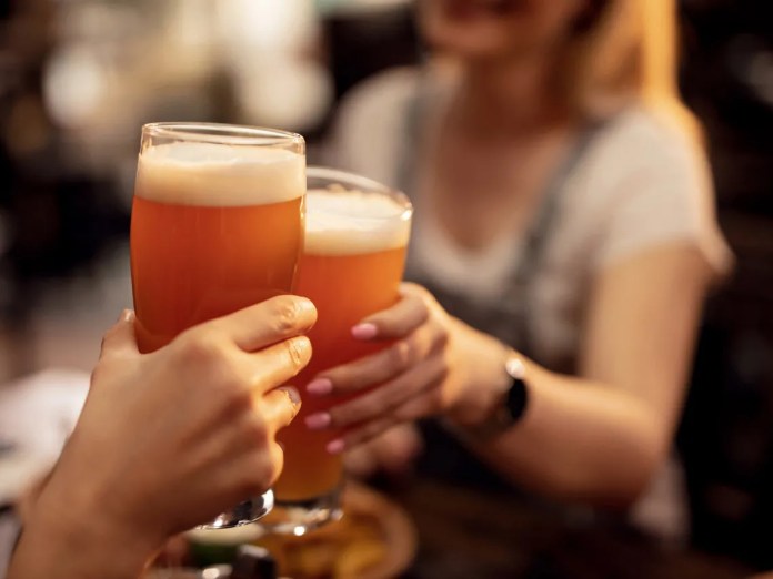 mujer-cervezas_0