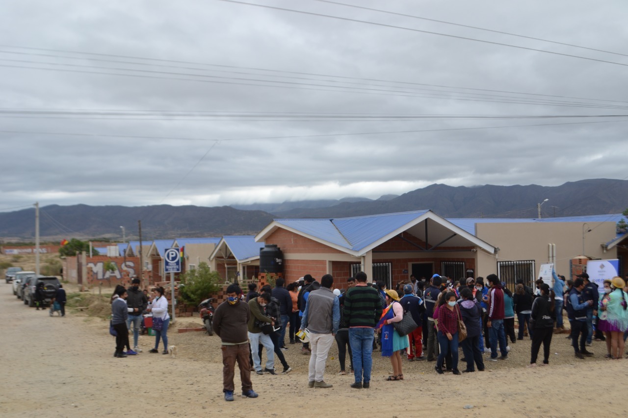 En Tarija el presidente Arce entregó 100 viviendas para personas con ...