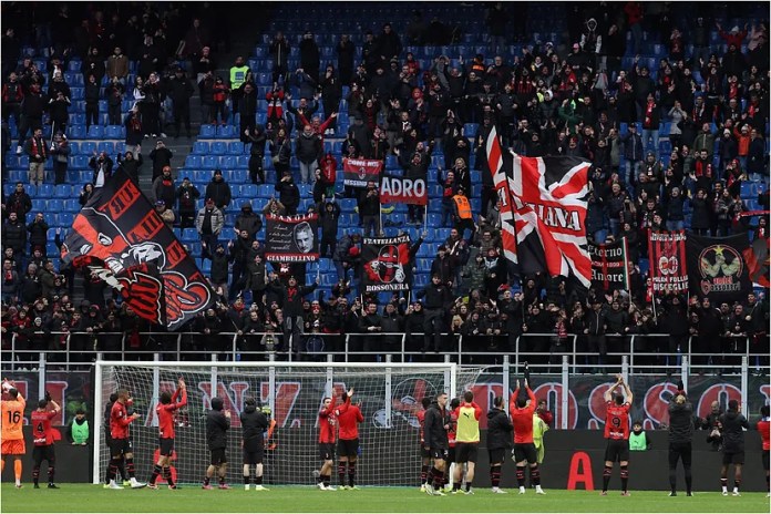 Los jugadores rossoneri saludan a su afición.EFE