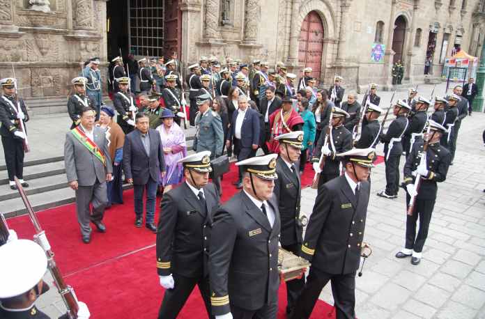 El presidente Luis Arce y distintas autoridades en el traslado de los restos del héroe de la Defensa de Calama, Eduardo Abaroa. Foto: Jorge Mamani