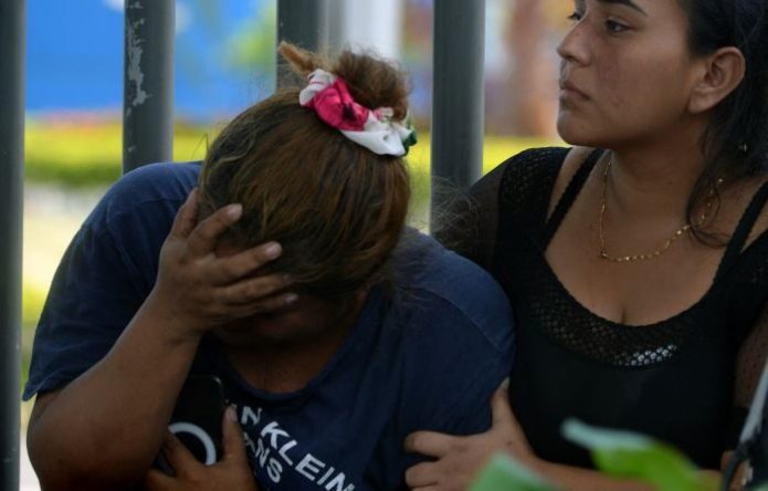 Una mujer hace gestos mientras espera el cuerpo de una de las víctimas del tiroteo ocurrido en una cooperativa, fuera del Laboratorio de Ciencias Forenses y Criminales, en Guayaquil, Ecuador, el 31 de marzo de 2024. (Gerardo Menoscal/AFP via Getty Images) Fuente: The Epoch Times en español