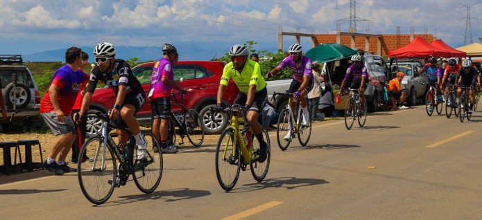 Los ciclistas durante la competencia de la tercera fecha. (foto: Alcaldía/San Lorenzo).