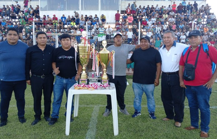 El momento de la premiación al campeón interprovincial 2024.