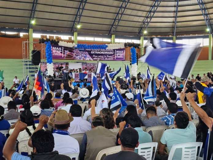 Militantes del MAS se apuntan unos a otros.