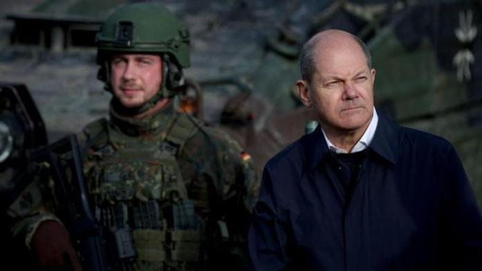 El canciller alemán, Olaf Scholz, en una visita a las tropas de su país en 2022.