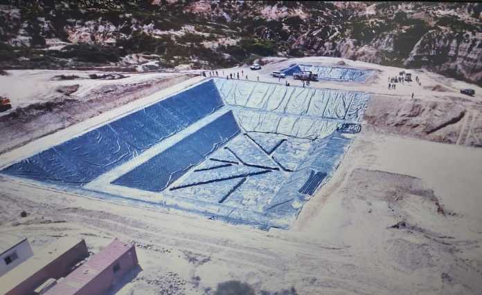 Colocan geomembranas donde será la disposición final de los residuos.