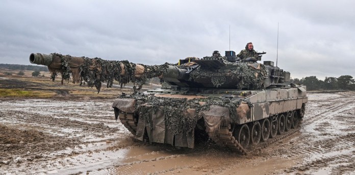 El ministro de Defensa germano, Boris Pistorius, a bordo de un tanque Leopard II, en una base militar en Augustdorf, Alemania, en una imagen de 2023. Foto: REUTERS