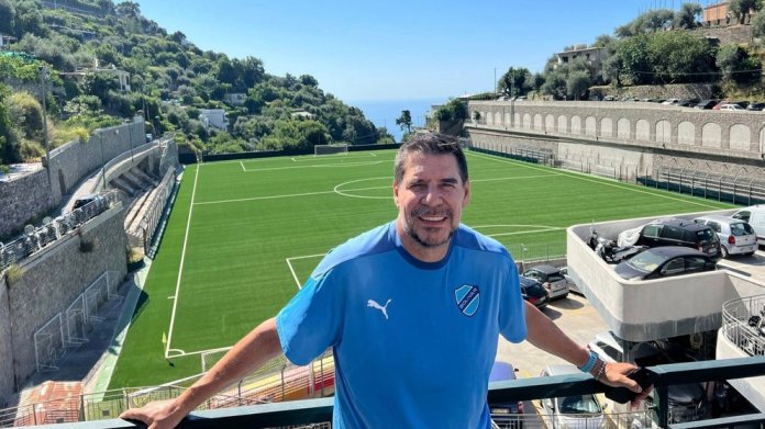 Marcelo Claure, con la polera de Bolívar, en Europa. FACEBOOK MARCELO CLAURE