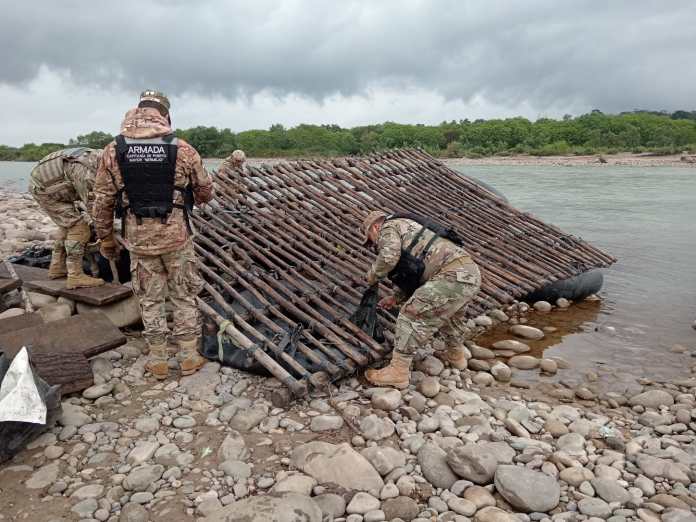 Los militares destruyeron cinco gomones en Bermejo. Foto: Ministerio de Defensa