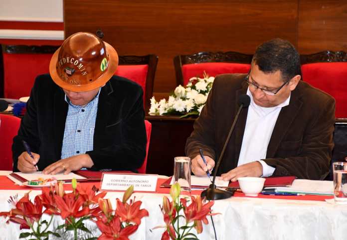 Firma de convenio para puente.