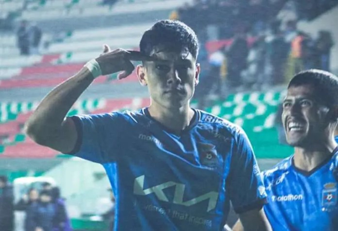 César Menacho festejando su gol ante San Antonio