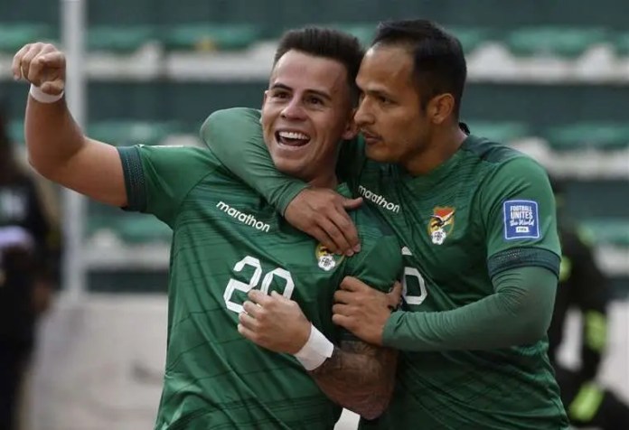Henry Vaca y Leonel Justiniano con la camiseta de la Selección