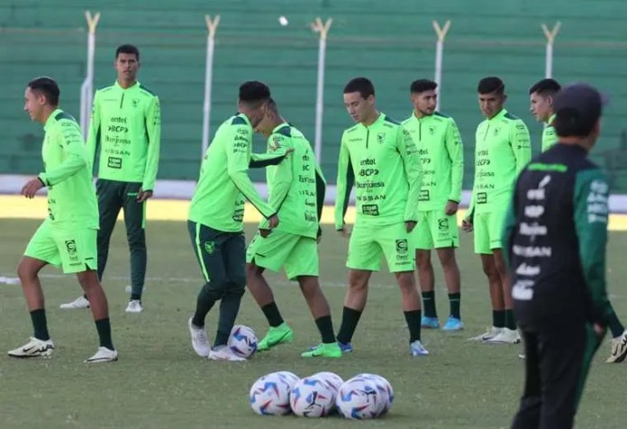 Selección boliviana en entrenamiento. Fuad Landivar