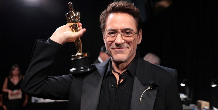 Exultante. Robert Downey Jr. posa con el Oscar al mejor actor de reparto que ganó por 