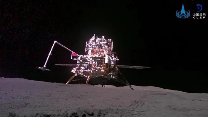 CNSA Pie de foto,El módulo de aterrizaje y ascenso de la misión china Chang'e 6 recoge muestras del suelo en la cara oculta de la Luna.