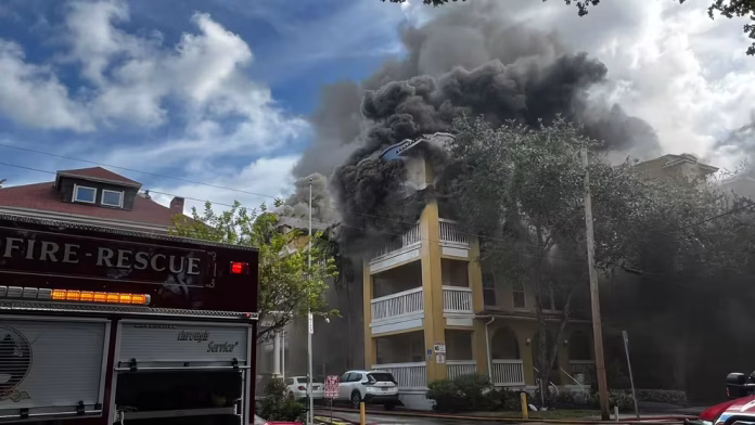 El humo que sale del edificio Temple Court (EFE)