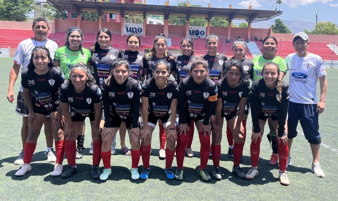 Las jugadoras durante el acto de premiación que se realizó anoche.