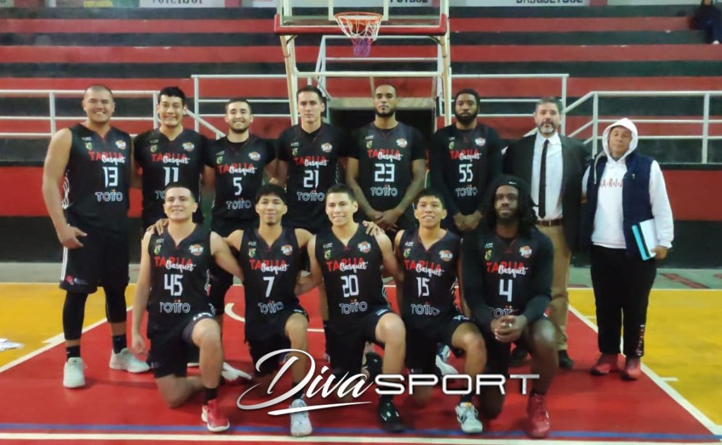 En Oruro Tarija Básquet derrotó 105 – 81 al quinteto de Saracho


El plantel tarijeño jugará el próximo viernes en Oruro, el partido será contra CAN y corresponde a la décima sexta fecha; el equipo tarijeño continúa sumando triunfos en el Libobásquet 2024.


Los jugadores del plantel tarijeño de Tarija Básquet fueron los protagonistas anoche en el partido contra Saracho que se jugó en el coliseo “Juan Misael Saracho” de la ciudad de Oruro, los visitantes vencieron a los locales por 105 a 81 con parciales de 17 – 17, 31 – 25, 31 – 21 y 26 – 18; el equipo chapaco pudo conseguir la victoria en el segundo, tercero y el último cuarto donde sacó ventaja a los dueños de casa.

El equipo tarijeño registró un porcentaje del 70 por ciento en lanzamientos simples, el 37 por ciento en triples y el 69 por ciento en lanzamientos simples; el jugador Jordán Israel Cárdenas Zamora, marcó 23 puntos durante el desarrollo del partido.

Por su parte, los dueños de casa, registraron el 43 por ciento en lanzamientos dobles, el 30 por ciento en triples y el 61 por ciento en lanzamientos simples; el jugador que más puntos anotó fue Martín Ríos Altamirano, durante los 40 minutos de juego marcó 14 puntos.

EL PARTIDO

El plantel chapaco fue el que anotó primero dos lanzamientos simples mediante el jugador Jordán Israel Cárdenas, sin embargo, los dueños de casa se pusieron al frente en el marcador con un lanzamiento triple, fueron los dos minutos donde los dos equipos buscaron constantemente concretar puntos.

El equipo de Saracho, por momentos trató de controlar el juego del visitante y amplió su ventaja; por su parte, los jugadores del quinteto tarijeño volvieron a reaccionar y consiguen emparejar el marcador a los 5 minutos del primer cuarto; al final ambos terminaron empatados a 17 puntos por lado.

En el segundo cuarto del encuentro, los dirigidos por el entrenador Villagra, regresaron al campo de juego dispuestos a ser los protagonistas, es así que comenzaron concretando los lanzamientos simples, dobles y triples; por su parte, los locales tuvieron dificultades en el momento de convertir y al final terminaron perdiendo por 25 a 31.

 En el resultado parcial hasta el final del primer tiempo fue para los visitantes por 48 a 42, la ventaja para el quinteto de Tarija Básquet fue de 6 puntos.

SEGUNDO TIEMPO

En el tercer cuarto del compromiso, el equipo tarijeño, retornó al campo de juego con la premisa de consolidar la victoria, por su parte, los jugadores del equipo de Saracho, también tenían la misma instrucción; sin embargo, los visitantes fueron certeros en los lanzamientos y consiguen ganar por 31 a 21.

El último cuarto nuevamente los visitantes fueron los protagonistas del encuentro y ganaron, esta vez fue 26 a 18; en el marcador general fue 105 a 81, resultado que le permite a Tarija Básquet momentáneamente, ocupar el segundo lugar de la tabla de posiciones. 