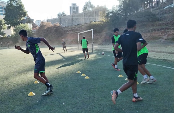La práctica del plantel de Real Tomayapo categoría Sub – 17.