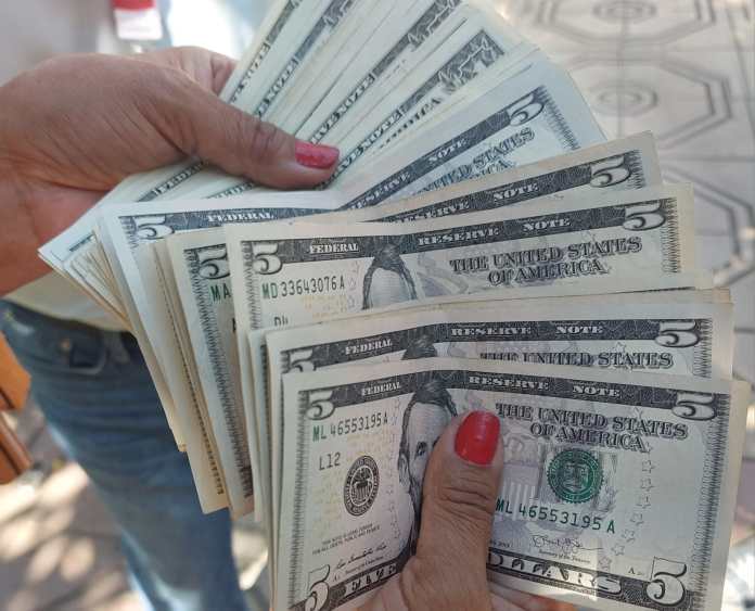 Los dólares continúan escaseando en Bolivia.