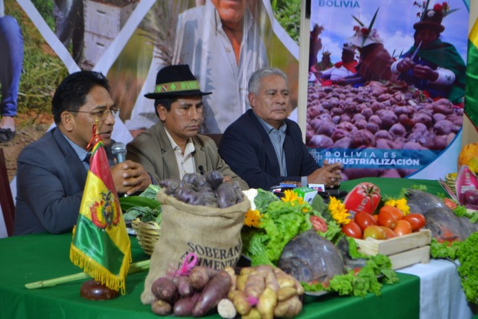 Los viceministros Silva, Mollinedo y Vargas anuncian las acciones por el alza de algunos productos. Foto: MDRyT