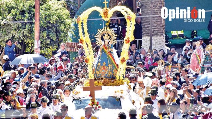 La procesión con la imagen de Urcupiña, luego de la misa, el 15 de agosto pasado./ DICO SOLÍS