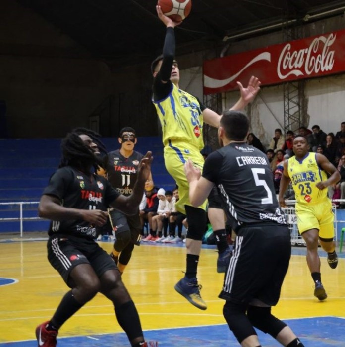 Una de las jugadas del argentino Roberto Daniel Orresta.