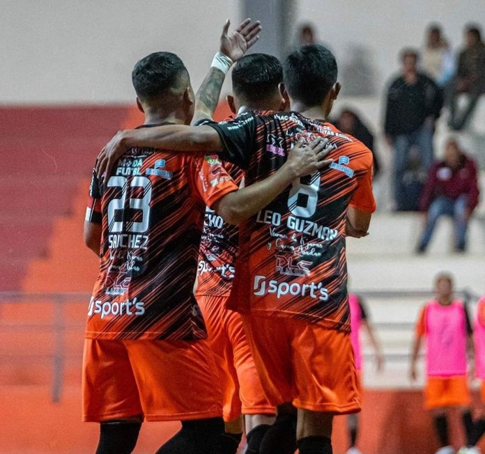 Jugadores de Nantes – Vicky Ríos, celebran el empate 3 – 3.