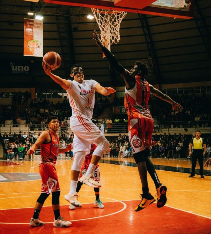 Una de las jugadas de Mateo Ortiz. (foto: Prensa/Tarija Básquet).