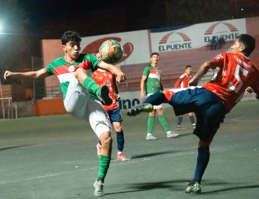 Una de las jugadas durante el desarrollo del encuentro. (foto: Prensa/Unión).