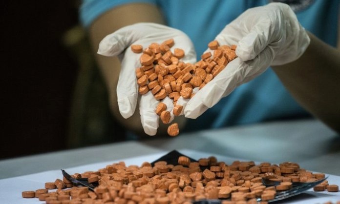 Un personal de la Oficina de Aduanas (BOC, por sus siglas en inglés) muestra drogas ilegales confiscadas, conocidas como metilendioximetanfetamina (MDMA), comúnmente conocidas como éxtasis, en una conferencia de prensa en la sede de la BOC en Manila, Filipinas, el 14 de septiembre de 2016. (Noel Celis/AFP/Getty Images) Fuente: The Epoch Times en español