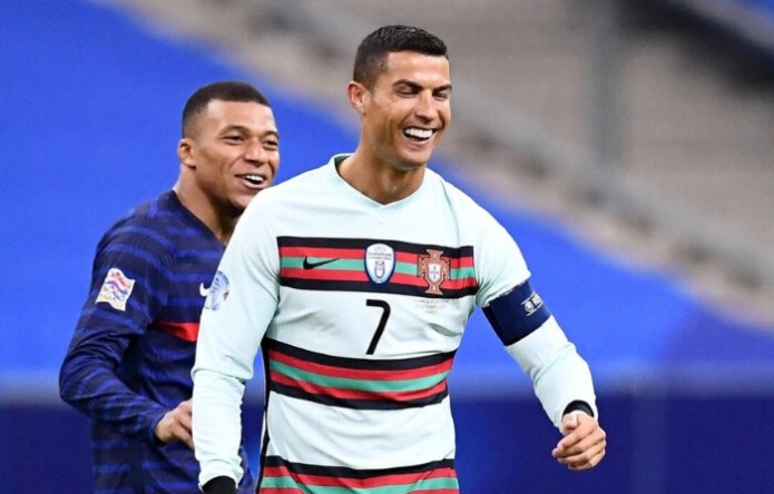 El delantero de Portugal Cristiano Ronaldo (d) comparte una risa con el delantero de Francia Kylian Mbappe durante el partido de fútbol de la Nations League entre Francia y Portugal, en París el 11 de octubre de 2020. (Franck Fife/AFP vía Getty Images) Fuente: The Epoch Times en español