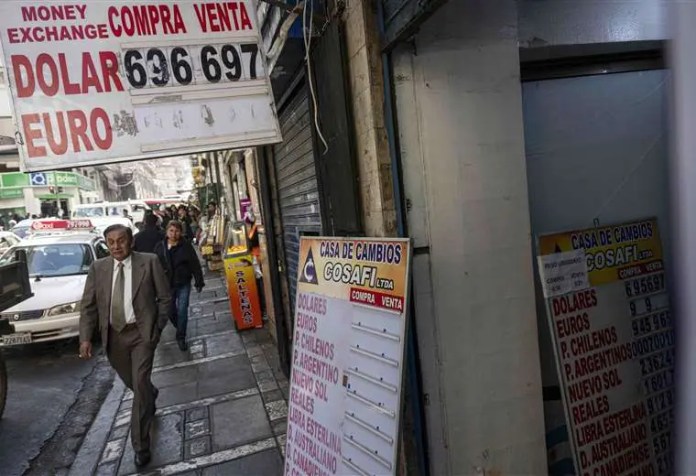 Por la escasez de dólares aumentó el tipo de cambio en el mercado paralelo / AFP