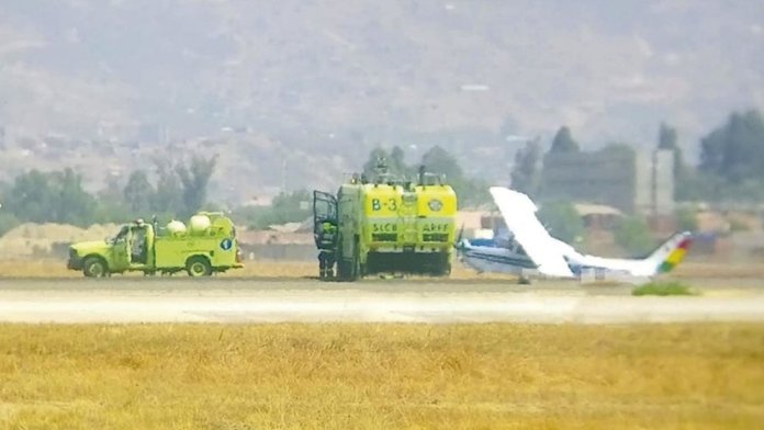 Una avioneta de la Fuerza Aérea Boliviana (FAB) habría sufrido, este miércoles, un aterrizaje problemático en la pista antigua del aeropuerto internacional Jorge Wilstermann. RRSS