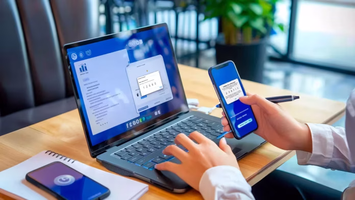 Persona trabajando con celular y computadora. - (Imagen Ilustrativa Infobae)