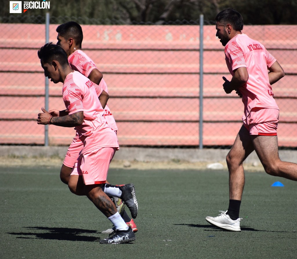 La práctica del plantel durante la semana en la cancha Los Chapacos.