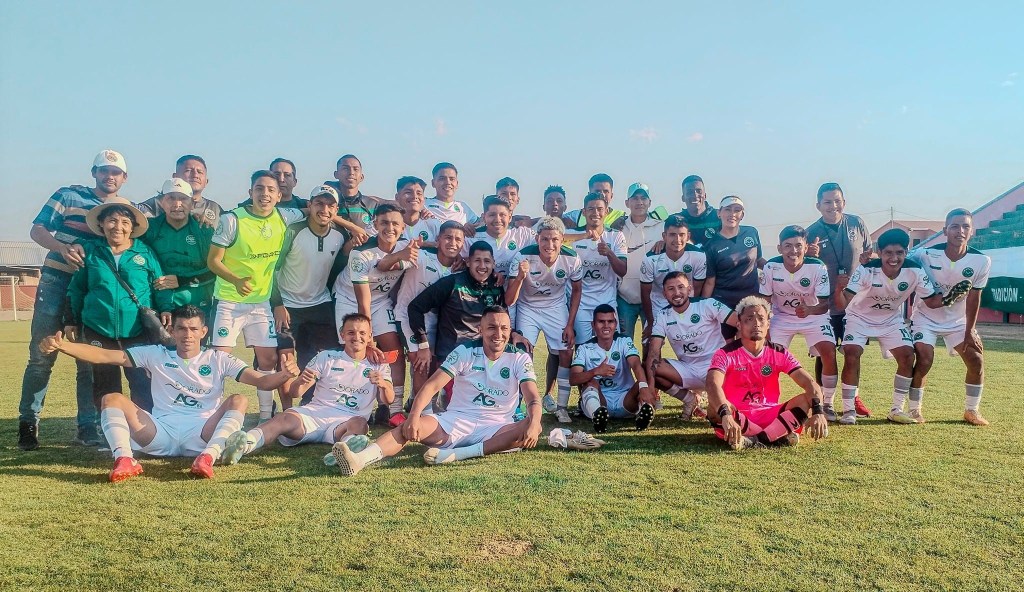 El plantel de CD Amanecer de Vinto, comenzó con pie derecho. (foto: Prensa/CD Amanecer).