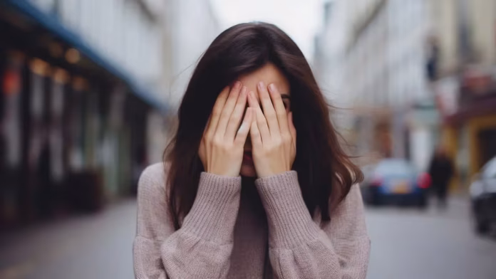 Desviar la mirada puede ser un indicador de timidez, ansiedad social o inseguridad (Imagen Ilustrativa Infobae)