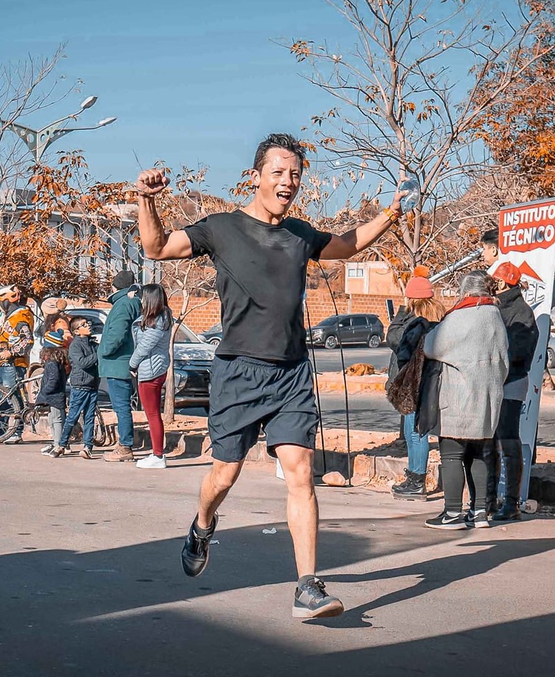 El momento que craza la meta el ganador de la primera etapa.