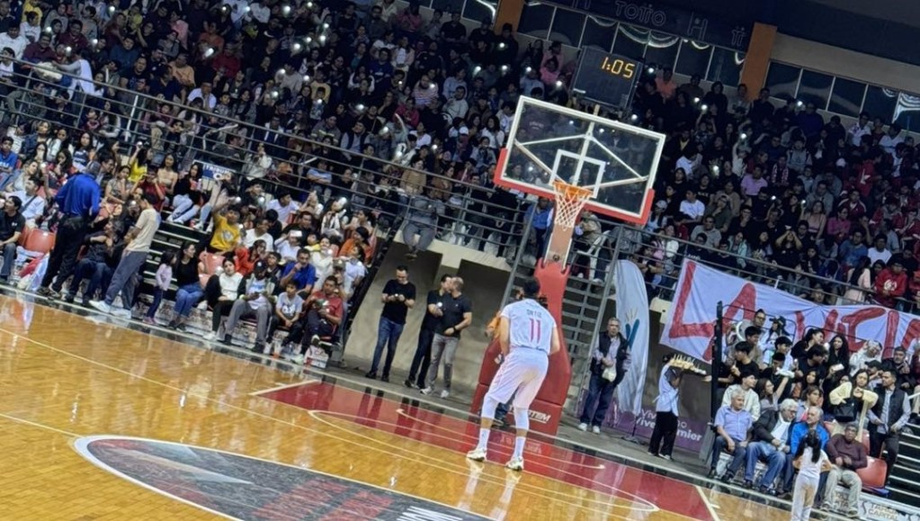 La afición deportiva que asistió al Guadalquivir, festejo al final del partido.