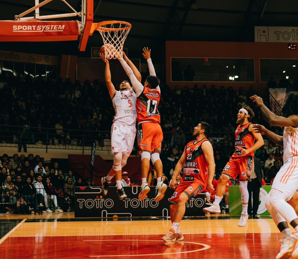 Una de las jugadas de Agustín Carrión durante el partido. (foto: Prensa/Tarija Básquet).