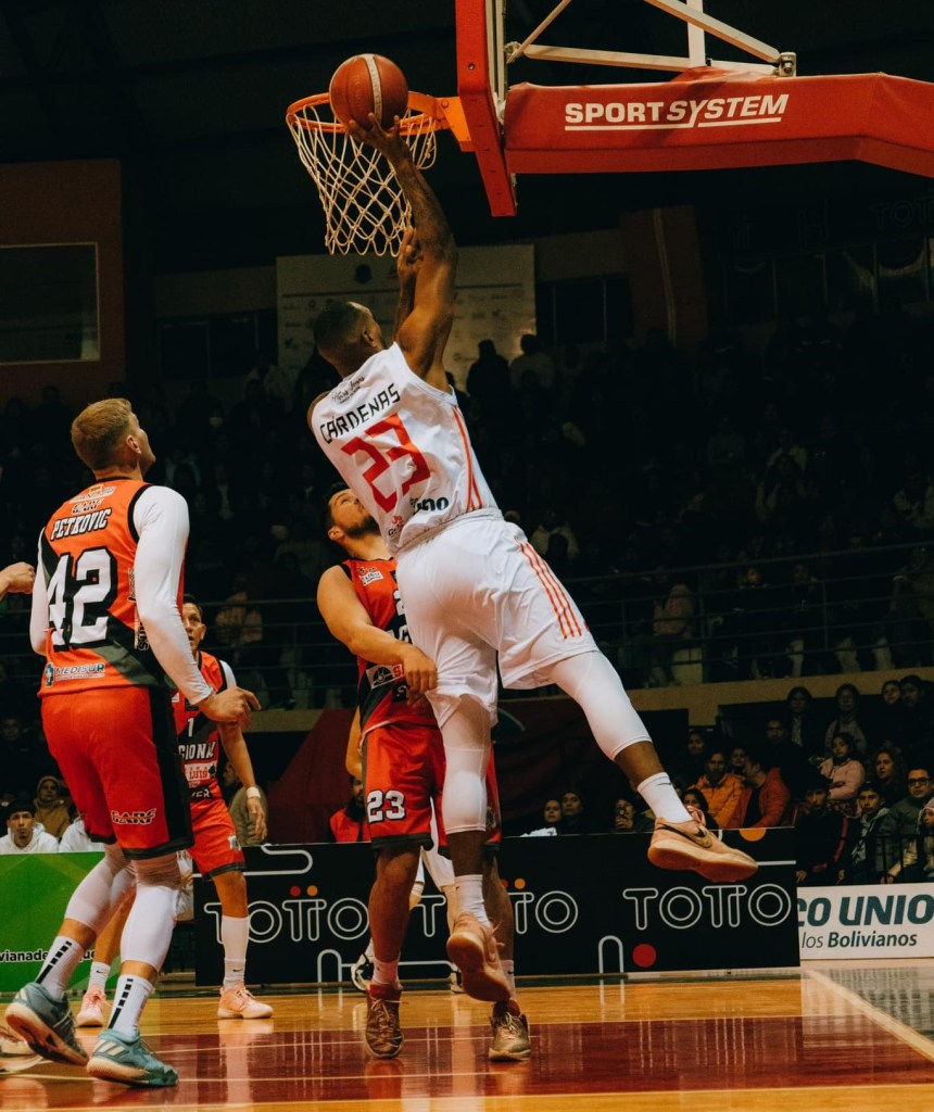 Jordán Cárdenas, marcando dos puntos. (foto: Prensa/Tarija Básquet).