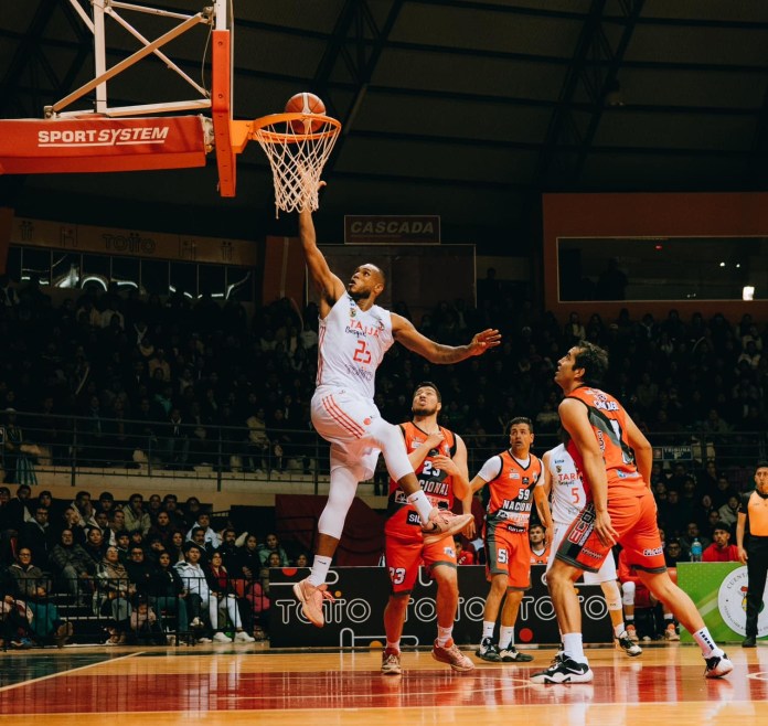 El juego de Cárdenas aportó para ganar el partido. (foto: Prensa/Tarija Básquet).