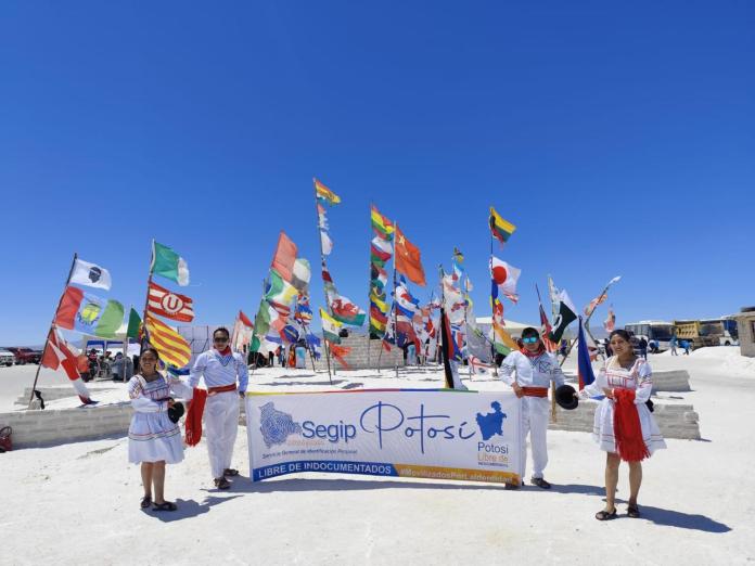 El evento se desarrolló en el sector Las Banderitas, del Salar de Uyuni. Foto: Segip