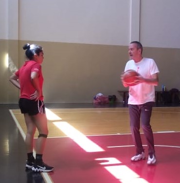 El DT argentino Jorge Lobera, pone a punto al plantel tarijeño.