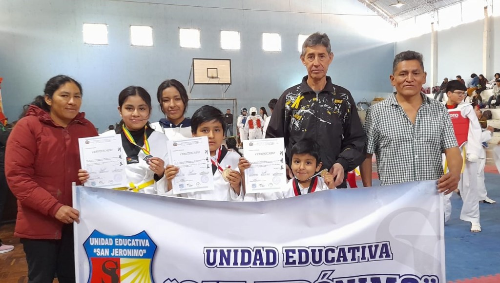 Los niños de colegio San Jerónimo, muestran los certificados que ganaron.