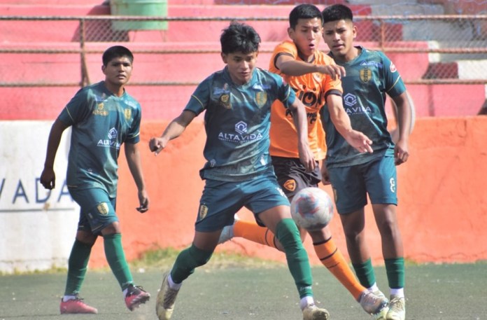 Una de las jugadas del partido que se jugó en la Bombonera. (foto: Archivo).