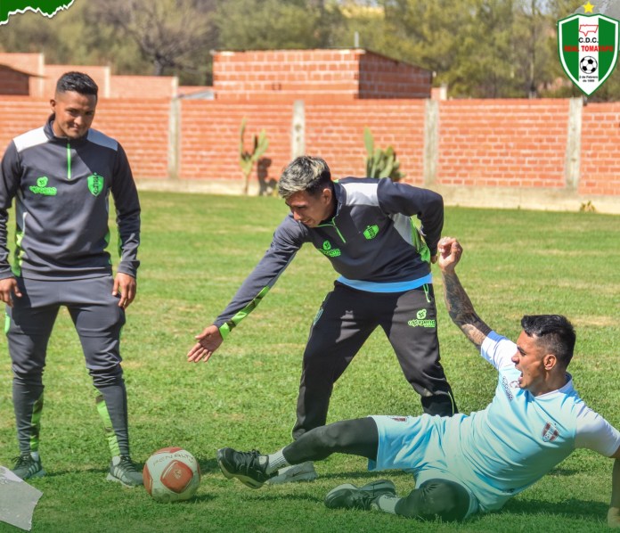El plantel de Real Tomayapo, aprovecha el receso para trabajar en la parte física.