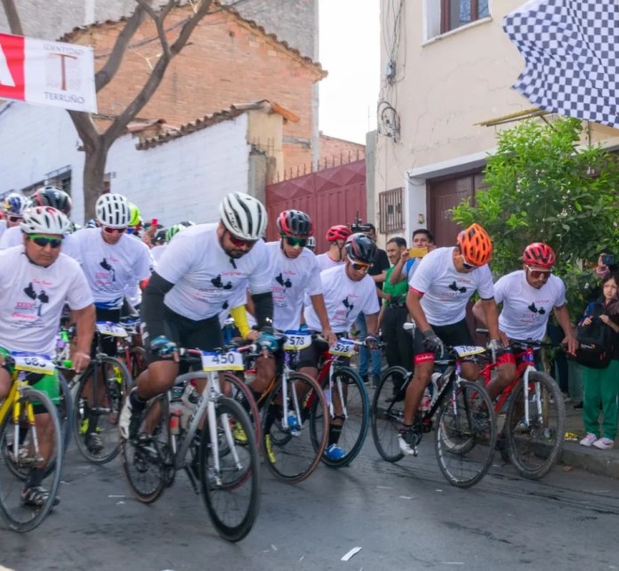 Los ciclistas, listos para comenzar una nueva competencia.