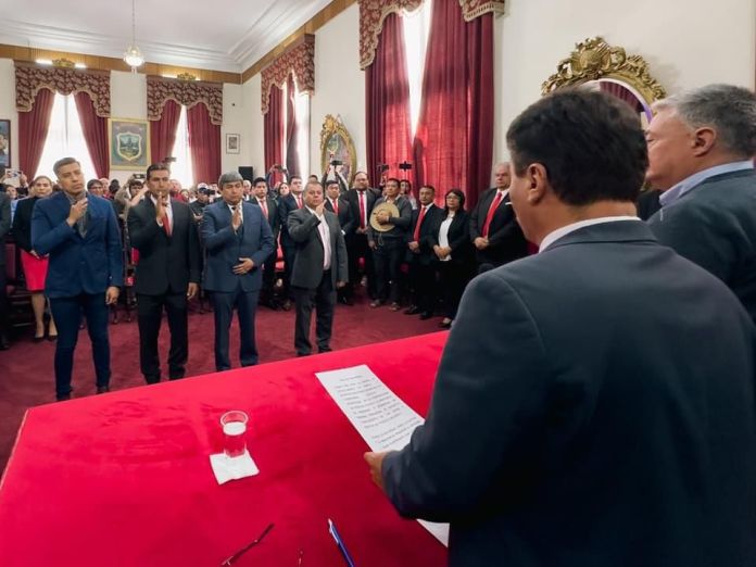 Funcionarios que volvieron a jurar en sus cargos.